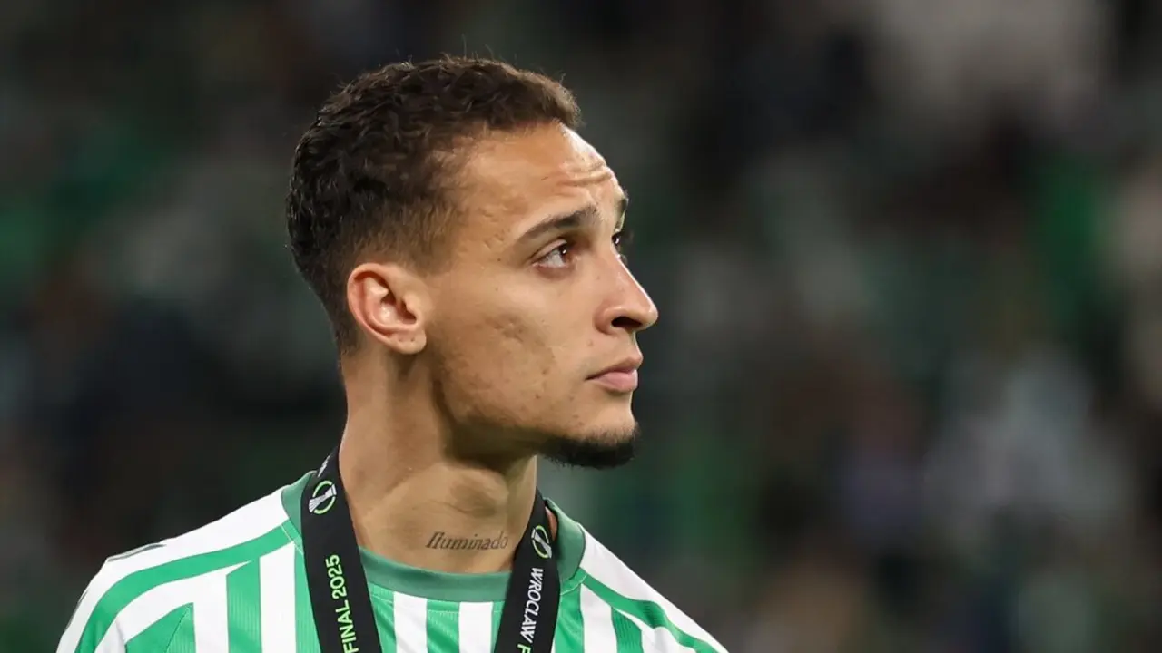 Antony con el Betis en la final de la Conference League. / EP