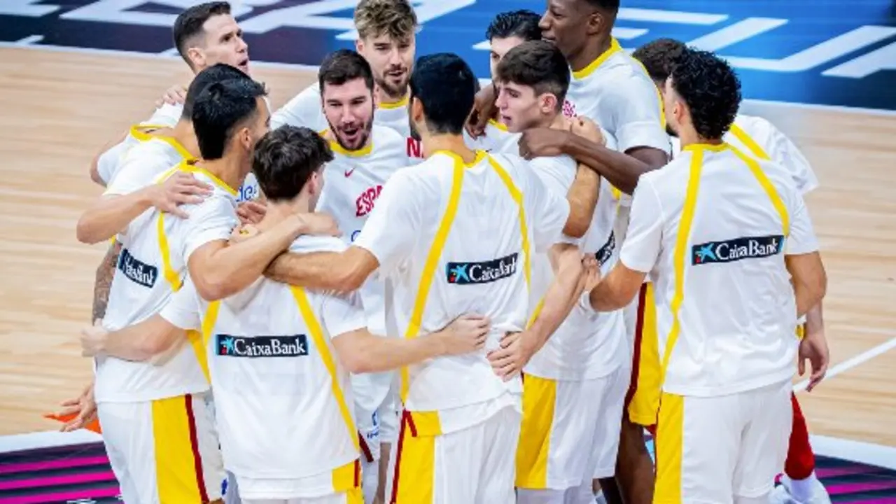 Los jugadores de Espa&ntilde;a tras ganar el partido de ayer. / BaloncestoESP