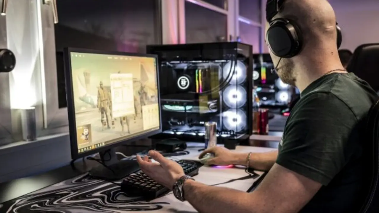 Una persona jugando a eSports. / Unplash