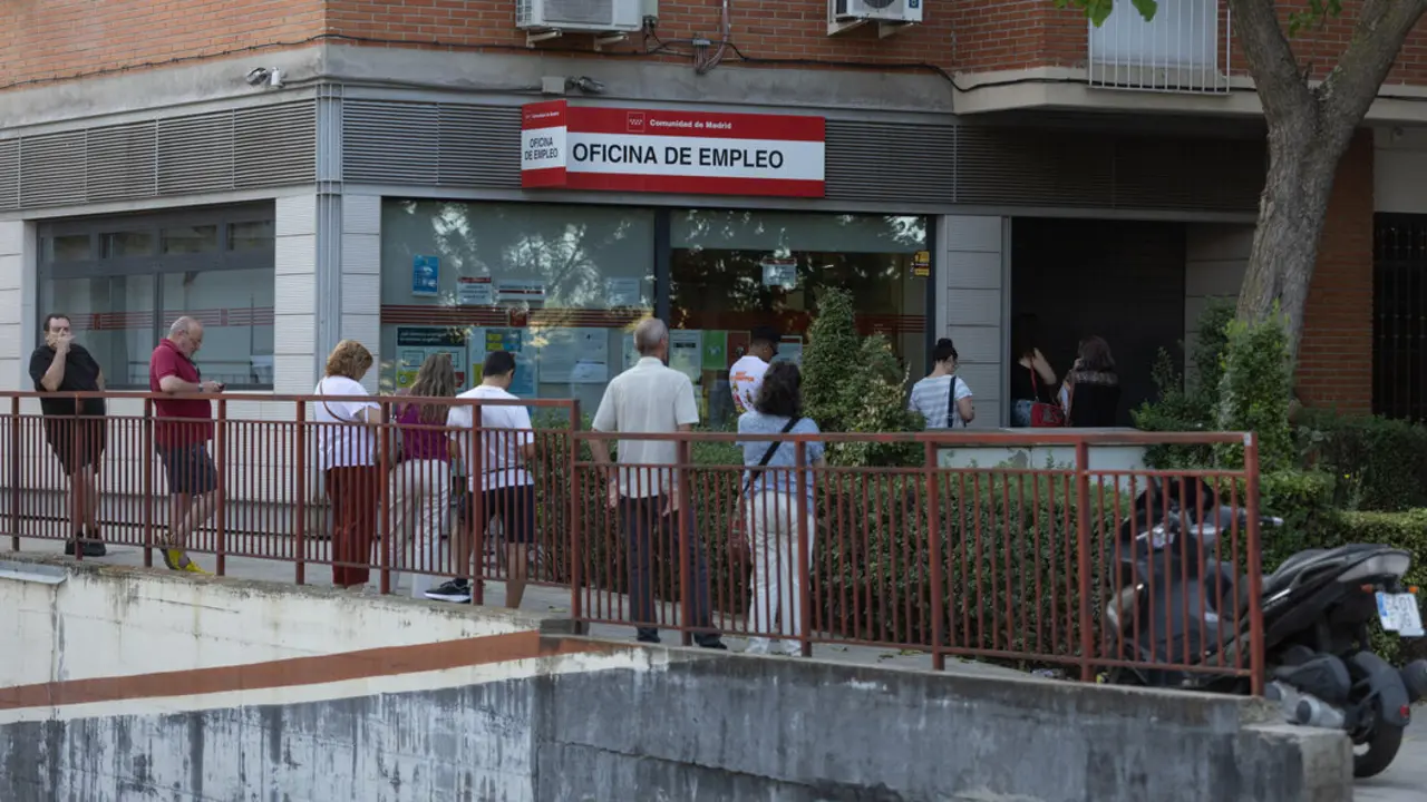Varias personas hacen cola en una oficina del SEPE. / EP