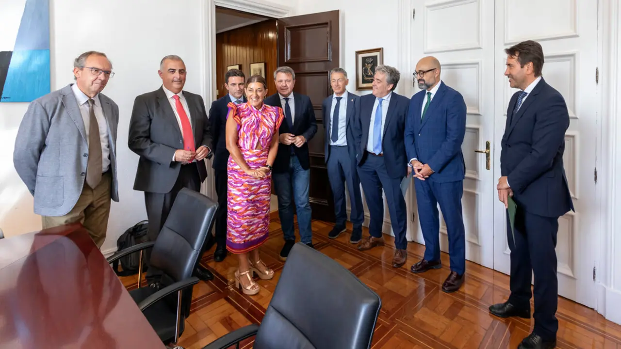 La presidenta sella el acuerdo con ADIF y los ayuntamientos de Reinosa y Campoo de Enmedio que asegura la llegada del AVE a
Cantabria, estableciendo actuaciones concretas de adaptaci&oacute;n ferroviaria, eliminaci&oacute;n de pasos a nivel y mejoras en la estaci&oacute;n. / A.E.