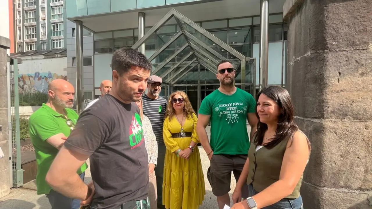 Representantes de la Junta de Personal Docente frente a la sede del Gobierno de Cantabria. / Alerta