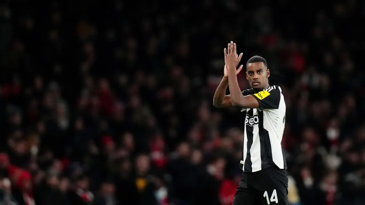 Alexander Isak, del Newcastle, aplaude a la afici&oacute;n tras el partido de la Premier League inglesa entre el AFC Bournemouth y el Newcastle United. / John Walton