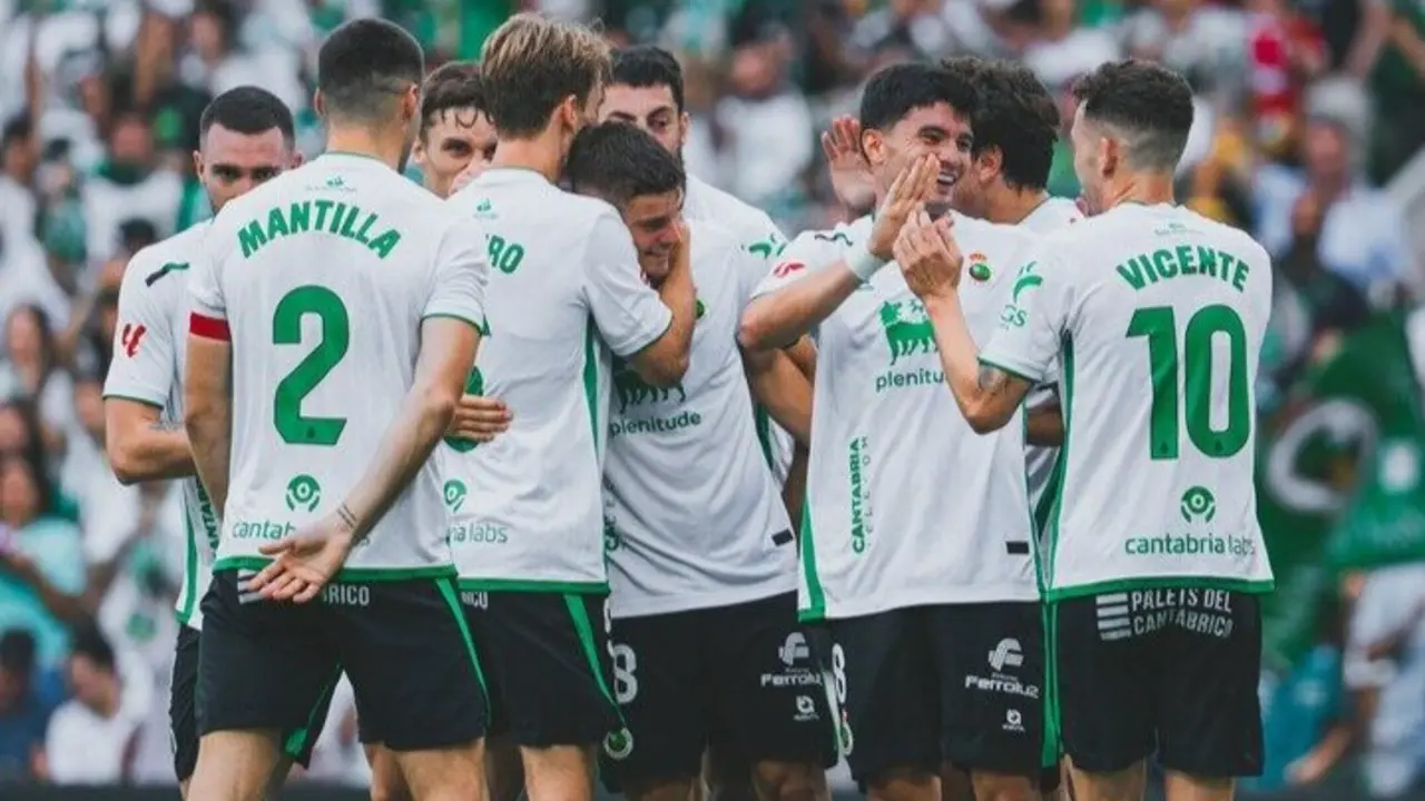 Los jugadores del Racing celebran uno de los goles ante el Ceuta. / RRC