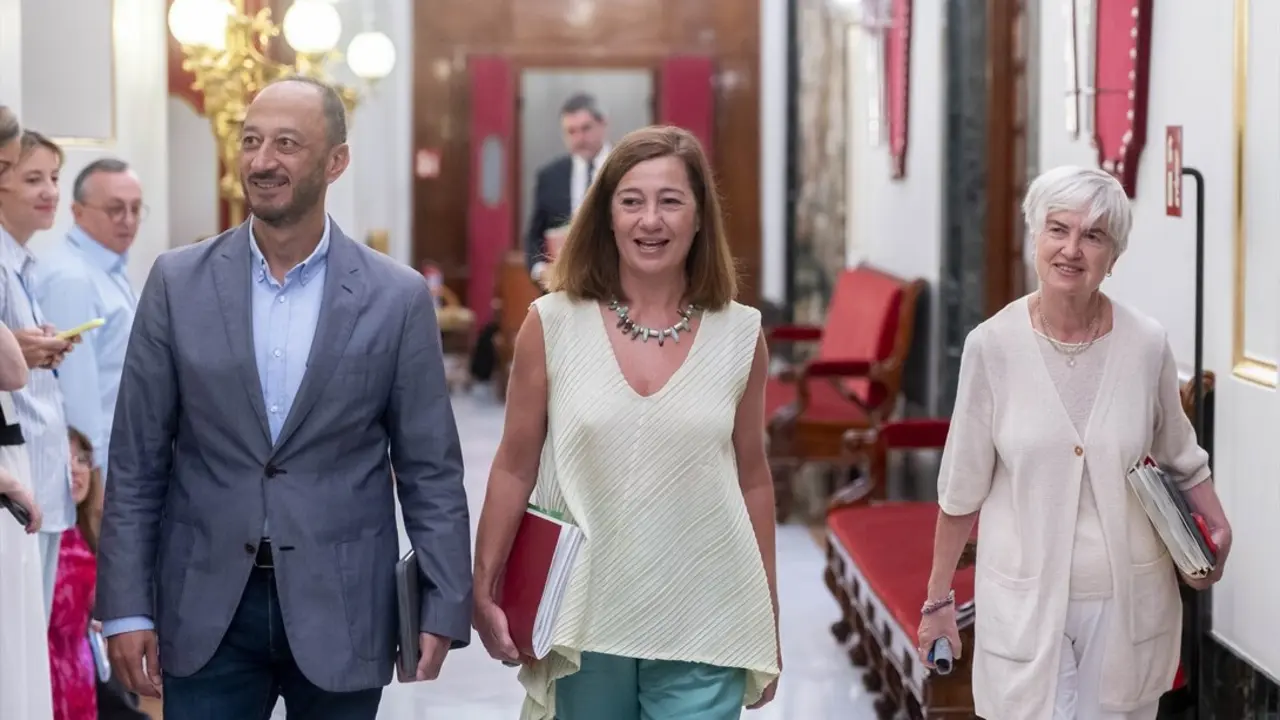 (I-D) El vicepresidente primero de la Mesa del Congreso, Alfonso Rodr&iacute;guez G&oacute;mez de Celis; la presidenta del Congreso, Francina Armengol y la secretaria segunda de la Mesa del Congreso, Isaura Leal. / Alberto Ortega