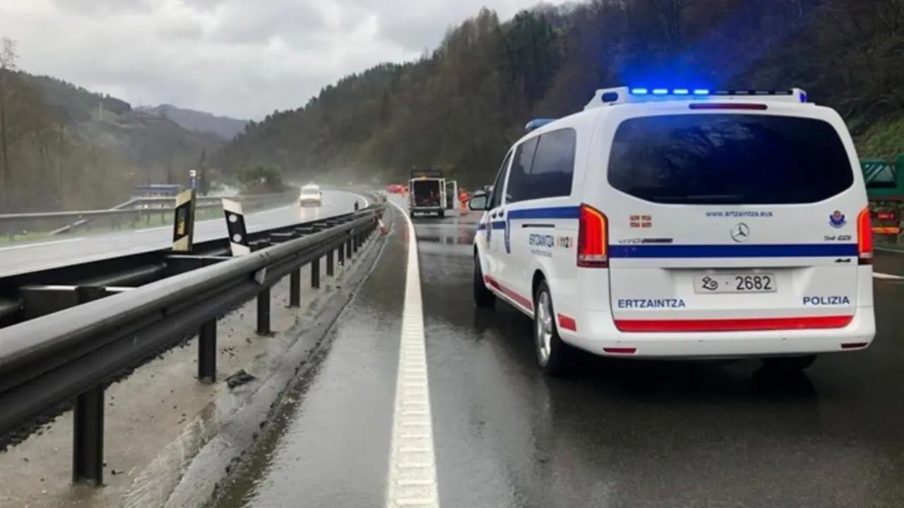 Una patrulla de la Ertzaintza en un accidente. / EP