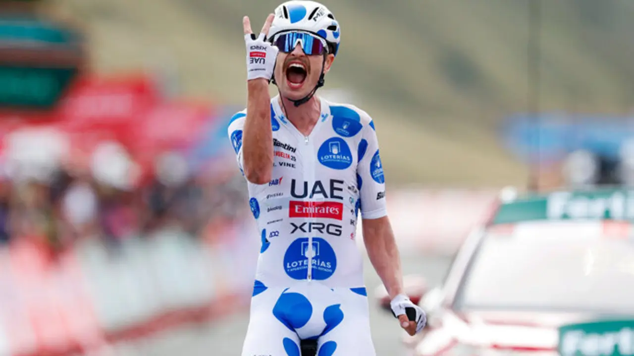El corredor australiano Jay Vine (UAE Team Emirates) celebra su segundo triunfo en la Vuelta. / x