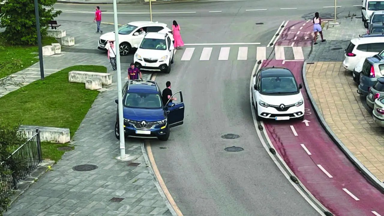 Varios veh&iacute;culos mal aparcados en una calle de Torrelavega. / A.E