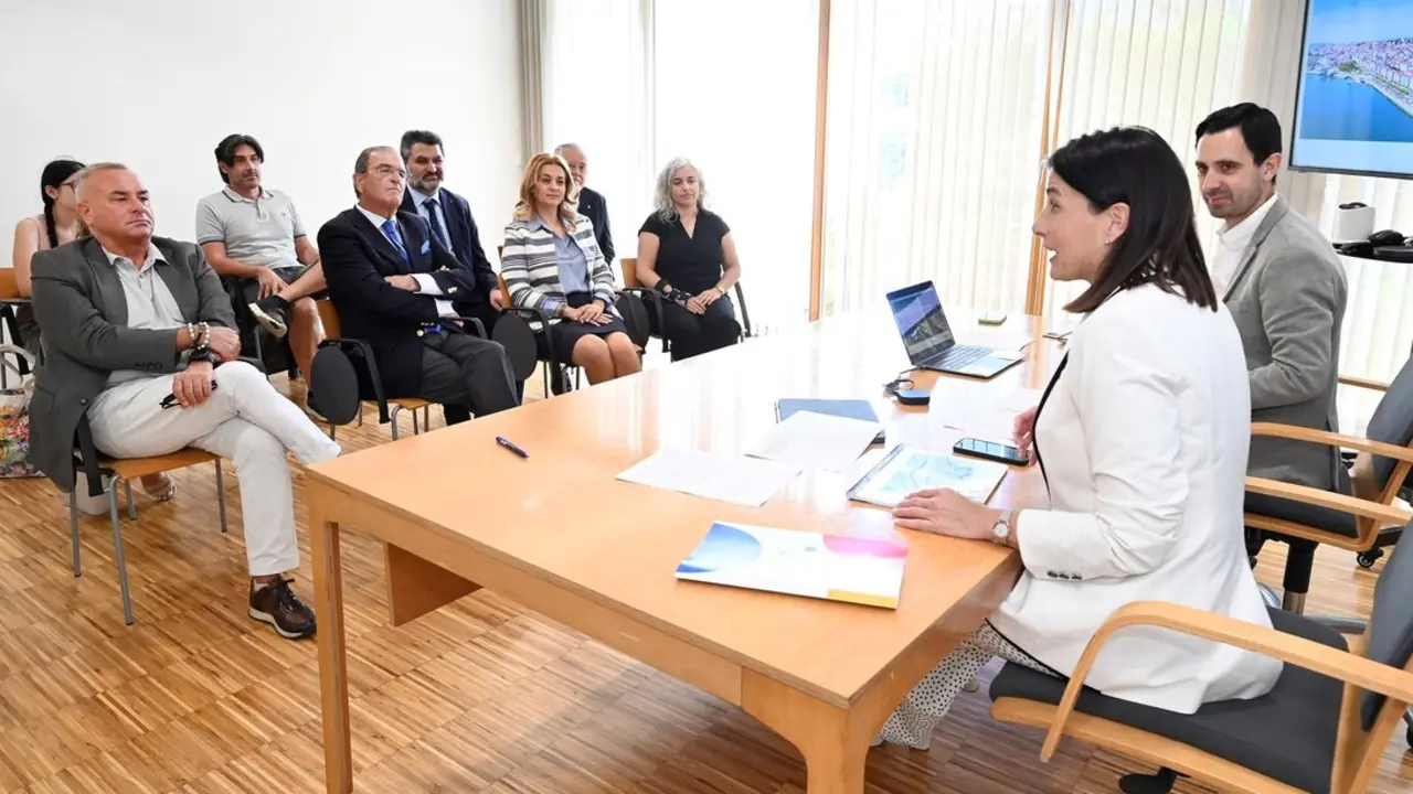 La alcaldesa de Santander, Gema Igual, junto a los miembros del Cuerpo Consular, durante una reuni&oacute;n. / A.E