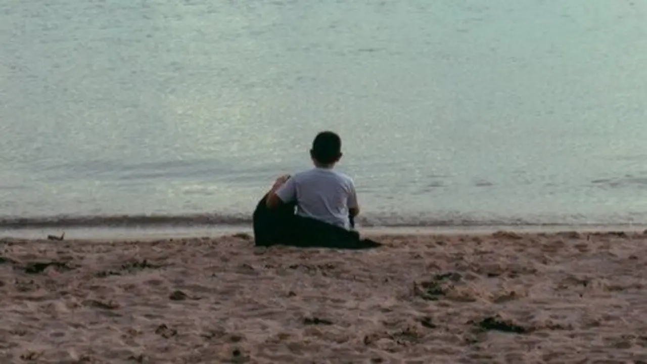 Una persona sentada en la playa. / A.E