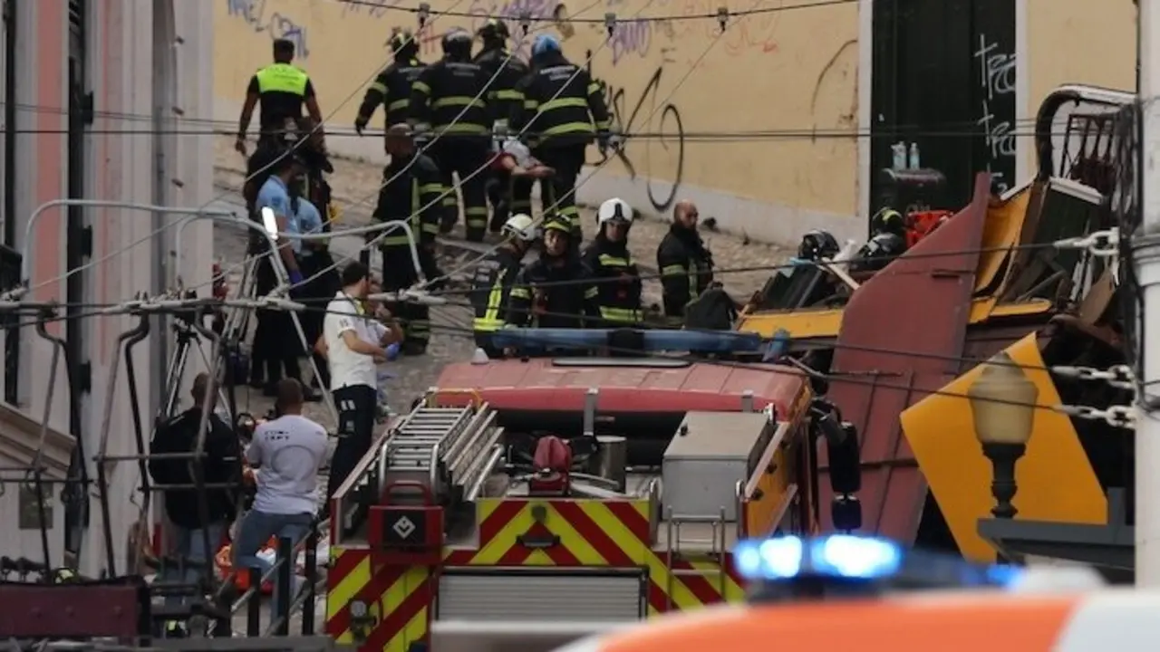 LISBOA, 3 de septiembre de 2025 -- Bomberos y la Polic&iacute;a de Seguridad P&uacute;blica trabajan en el lugar del accidente del funicular en Lisboa, Portugal, el 3 de septiembre de 2025. El funicular de la Gloria, una de las atracciones tur&iacute;sticas m&aacute;s conocidas de Lisboa, descarril&oacute; y volc&oacute; la noche del mi&eacute;rcoles, dejando 15 muertos y 18 heridos, cinco de ellos en estado grave, seg&uacute;n informaron medios locales, citando a fuentes policiales. Imagen: 1033914527, Licencia: Derechos gestionados, Restricciones: , Autorizaci&oacute;n de modelo: no, Cr&eacute;ditos: Xun Wei / Xinhua News / ContactoPhoto. Licencia editorial v&aacute;lida solo para Espa&ntilde;a y 3 MESES a partir de la fecha de la imagen; despu&eacute;s, elim&iacute;nela de su archivo. Para uso no editorial ni con licencia, p&oacute;ngase en contacto con EUROPA PRESS.
Fecha: 03/09/2025. Leer menos