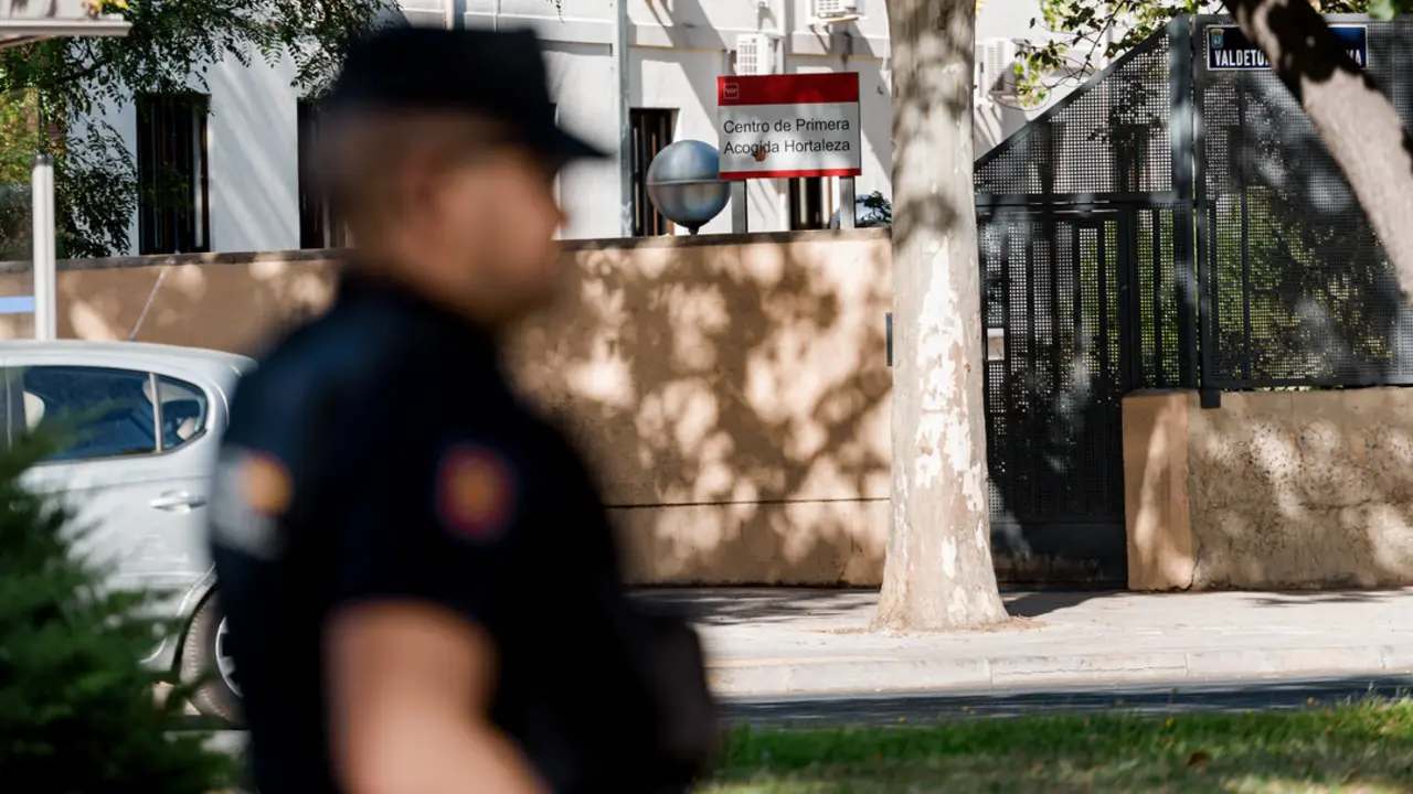 Agentes de la Polic&iacute;a Nacional en el centro de Primera Acogida de Hortaleza. / EP
