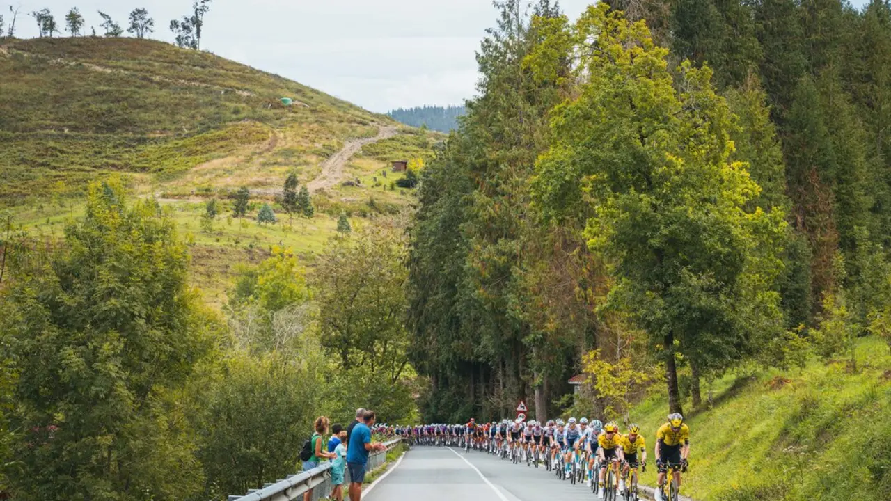 Varios ciclistas durante una etapa. / @cxcling / x