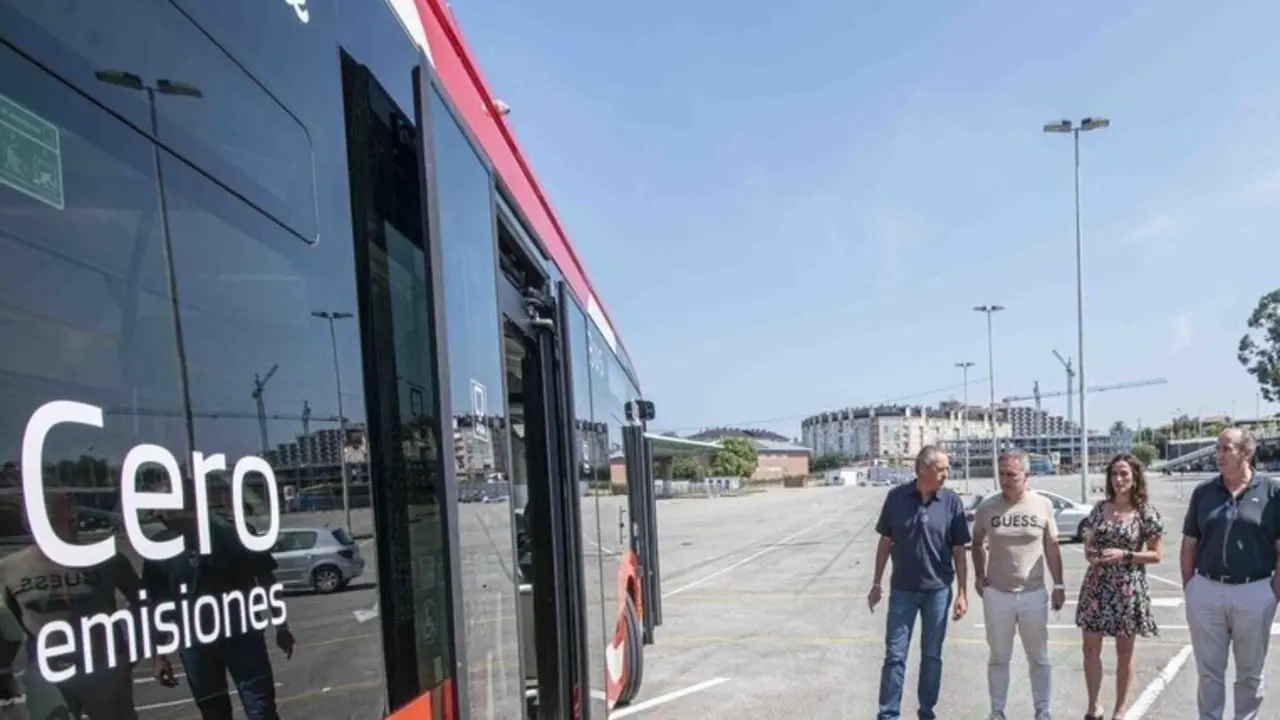 El autob&uacute;s el&eacute;ctrico de Torrelavega sin carga propia.  / A.E