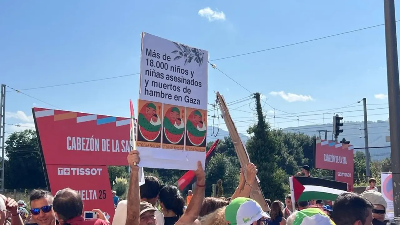 Banderas y gritos por Palestina vuelven a marcar la salida de etapa: "Israel asesina, La Vuelta patrocina". / EP
