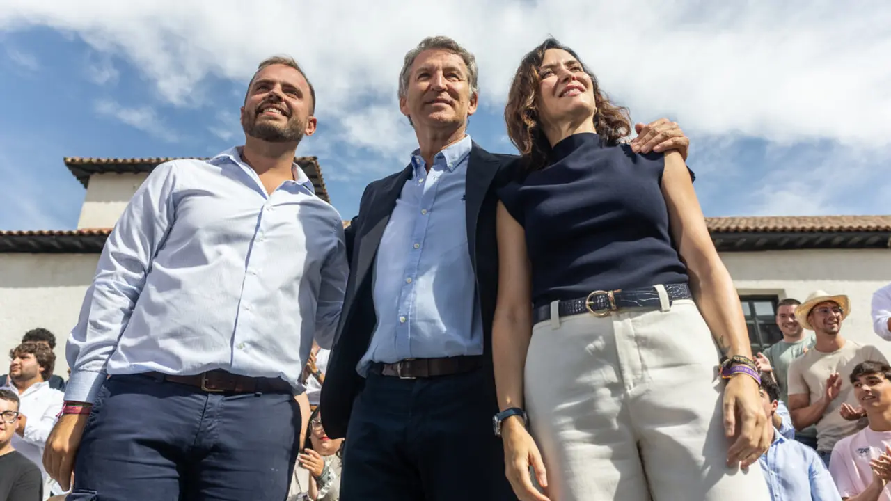 El presidente del Partido Popular, Alberto N&uacute;&ntilde;ez Feij&oacute;o (c), interviene junto a la presidenta del PP regional y de la Comunidad de Madrid, Isabel D&iacute;az Ayuso (d), y el alcalde de Arganda del Rey, Alberto Escribano (i). / EP