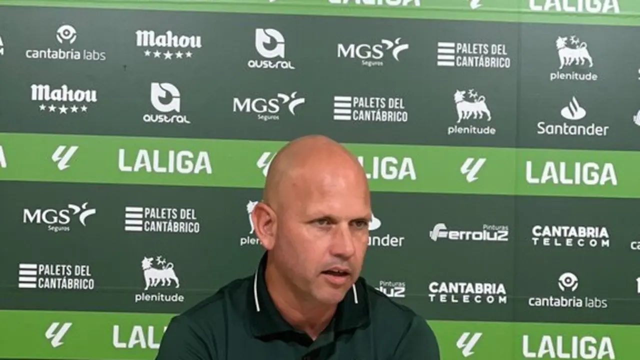 El entrenador del Racing de Santander, Jos&eacute; Alberto L&oacute;pez. / RRC