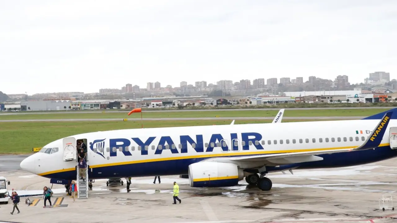 Avi&oacute;n de Ryanair en el Seve Ballesteros. / EP
