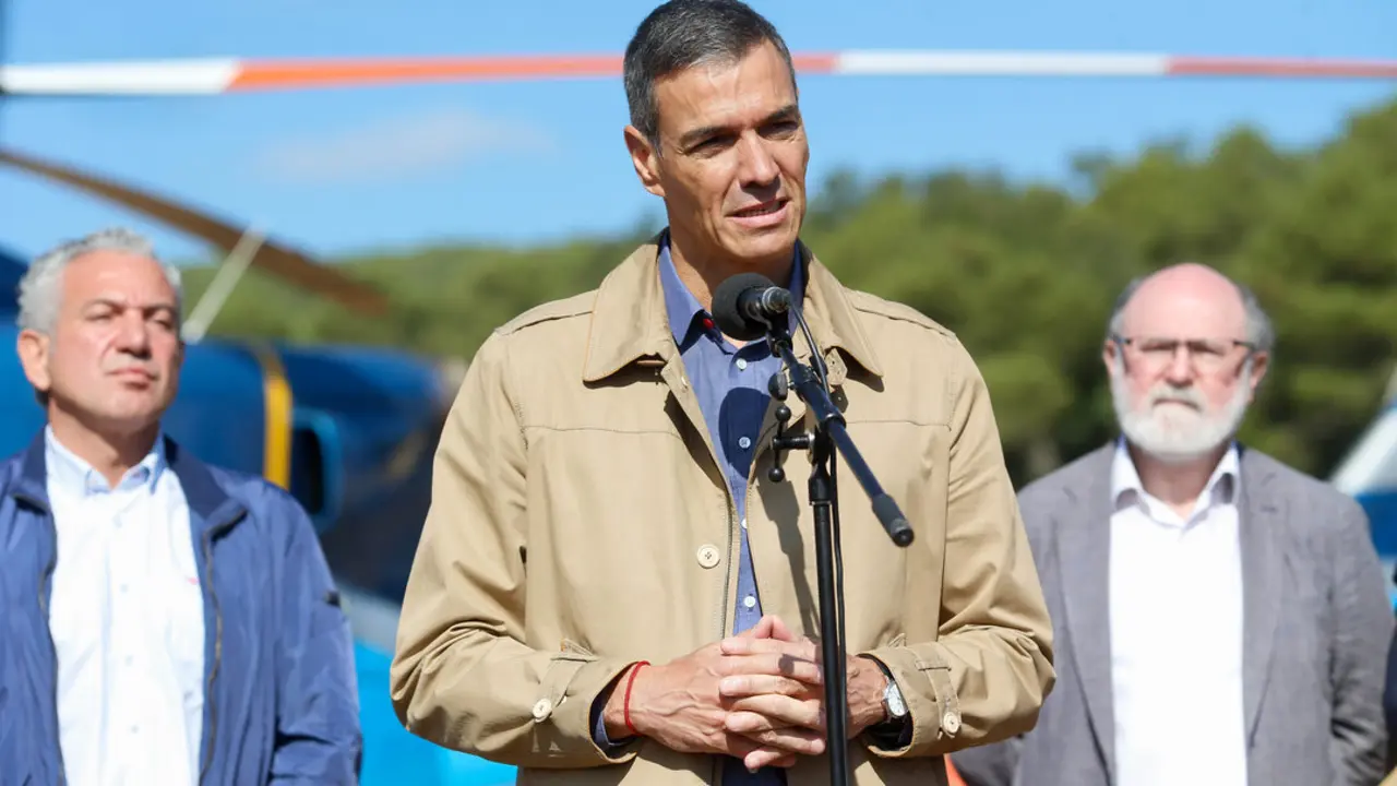 El presidente del Gobierno, Pedro S&aacute;nchez, interviene durante su visita la base de la Brigada de Refuerzo en Incendios Forestales (BRIF). / EP