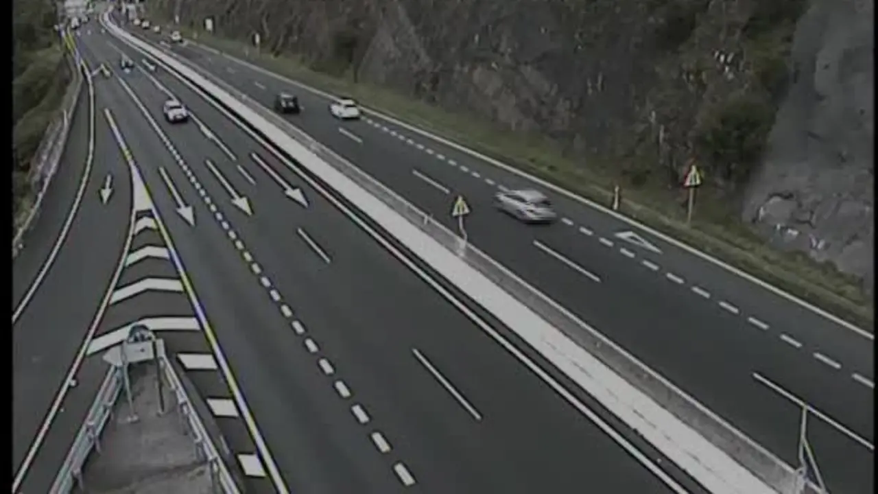Imagen de la c&aacute;mara de la DGT en la A-8 a la altura de Saltacaballos. / EP