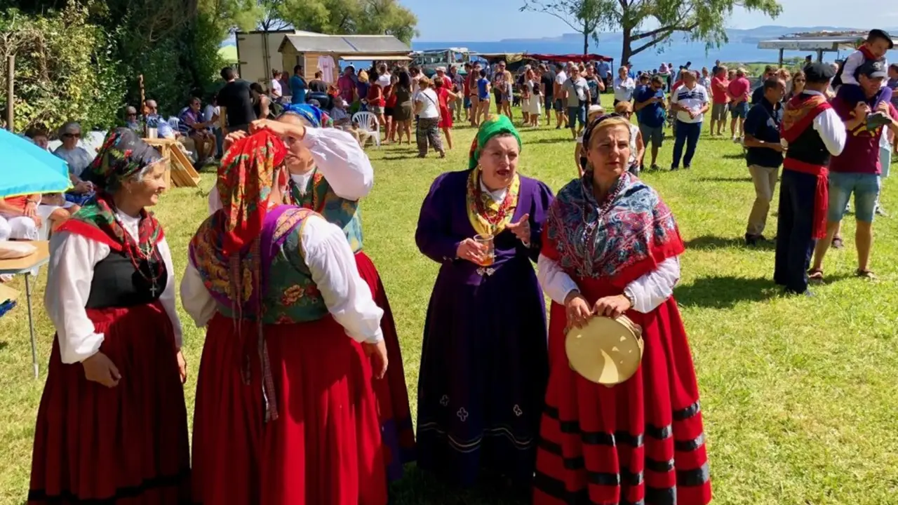 Santander recupera el esp&iacute;ritu de las fiestas populares con una romer&iacute;a que apuesta por el folclore, la participaci&oacute;n vecinal y el sabor m&aacute;s c&aacute;ntabro. / A.E