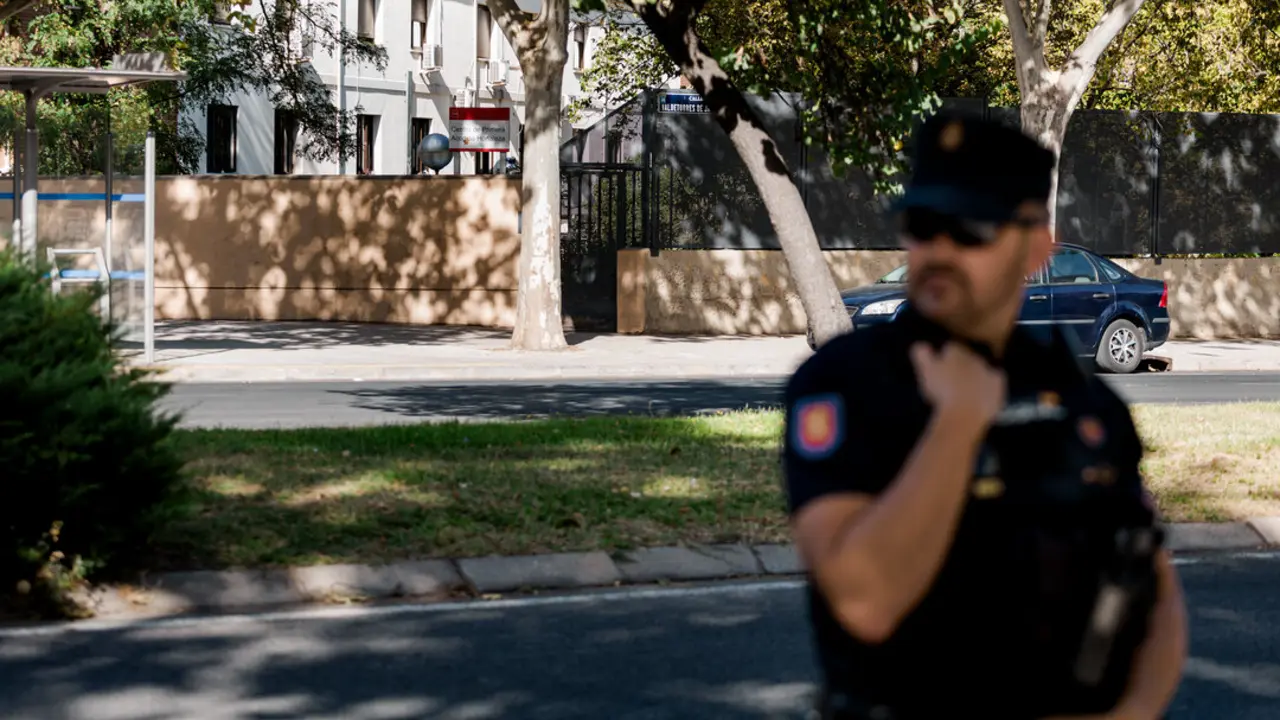 Agentes de la Polic&iacute;a Nacional  en el centro de Acogida de Hortaleza. / EP