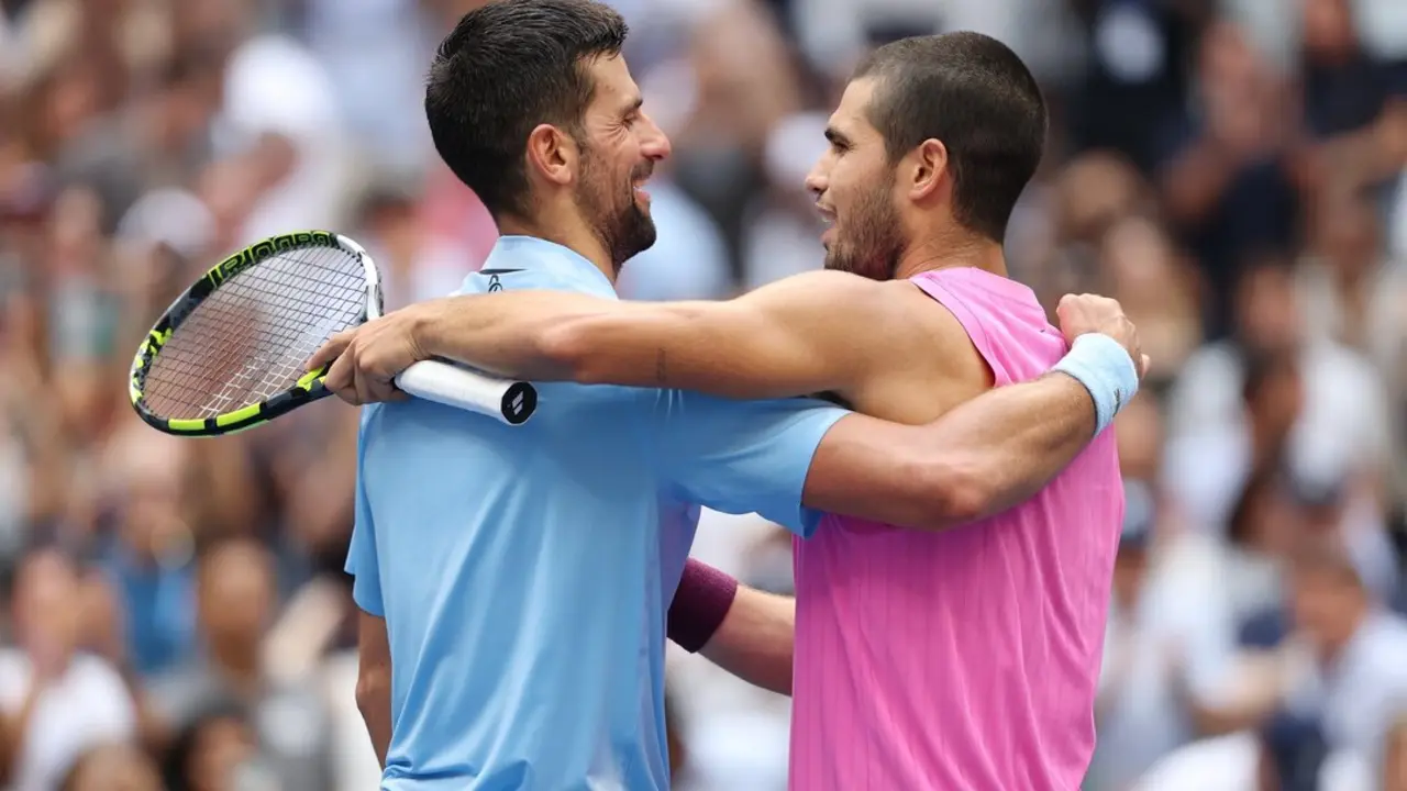 Carlos Alcaraz derrot&oacute; a Novak Djokovic en tres sets (6-4, 7-6 y 6-2). / X