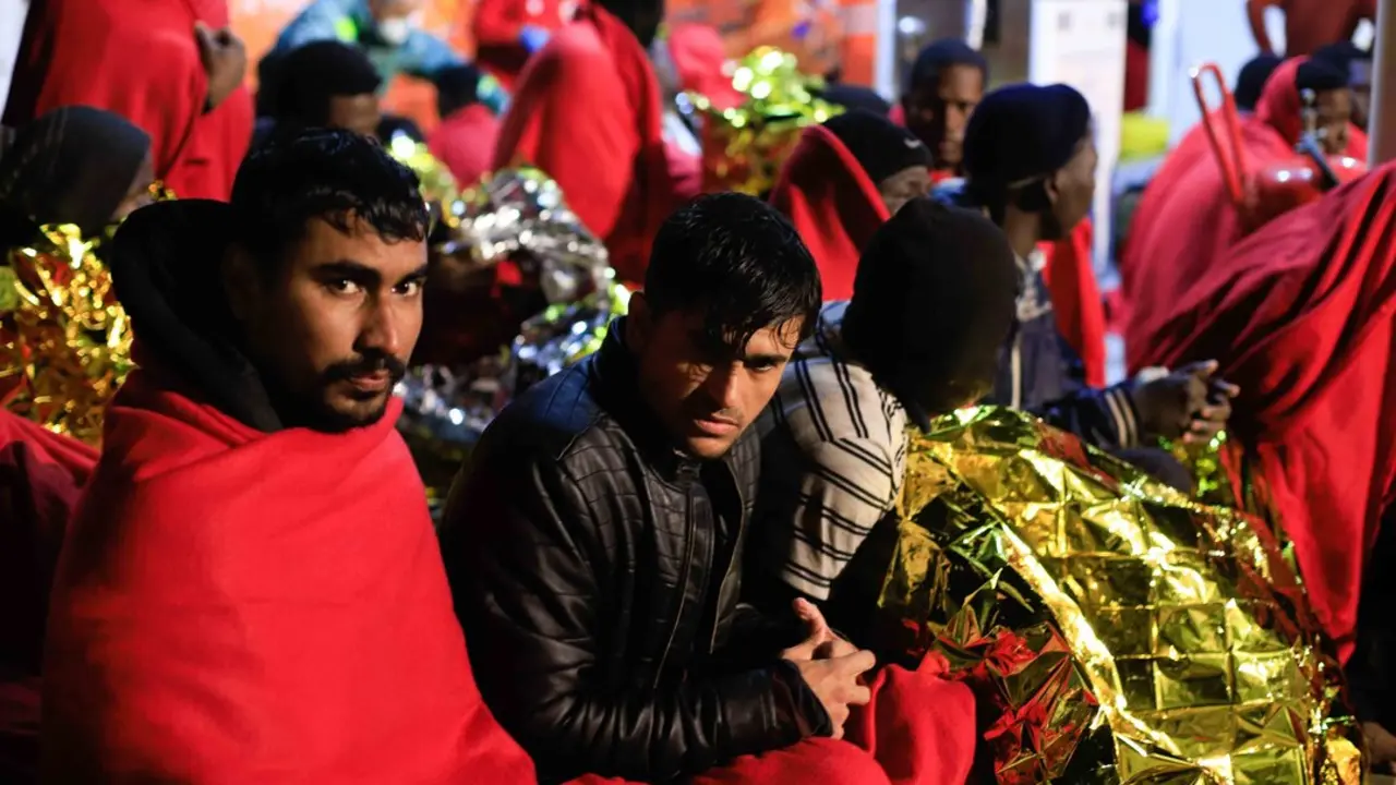 Inmigranes procedentes de una patera a la deriva al puerto de Melilla. / EP