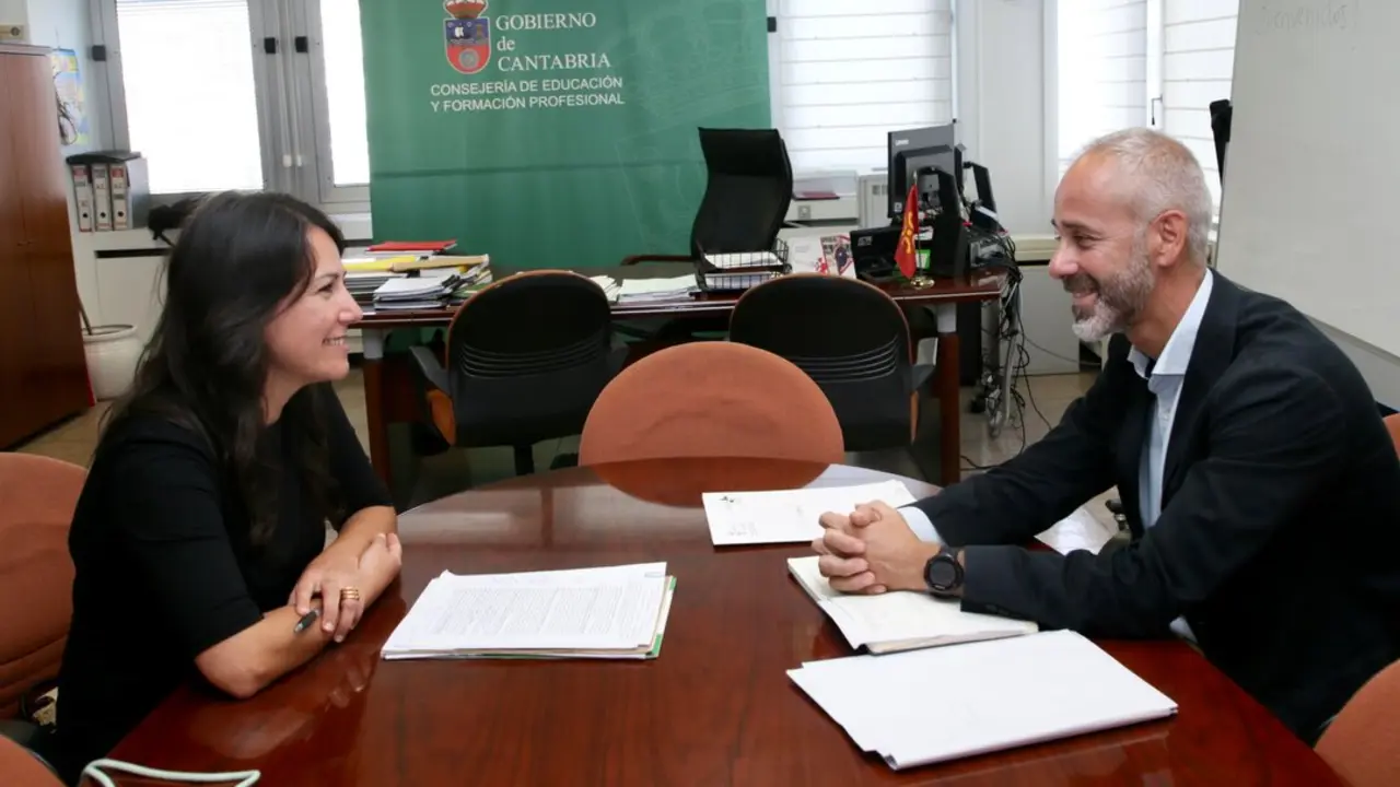 El consejero de Educaci&oacute;n, Sergio Silva, y la presidenta de la Junta de Personal Docente, Rus Trueba. / A.E