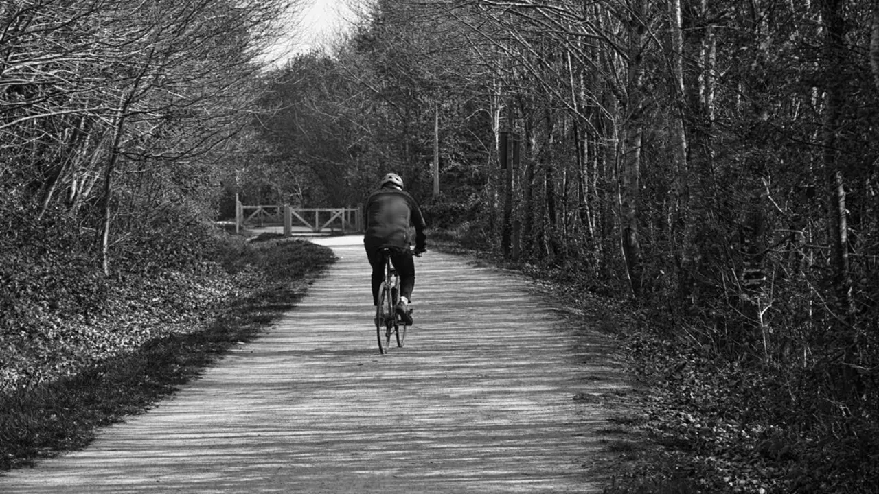 Una persona hace una ruta en bicicleta. / A.E