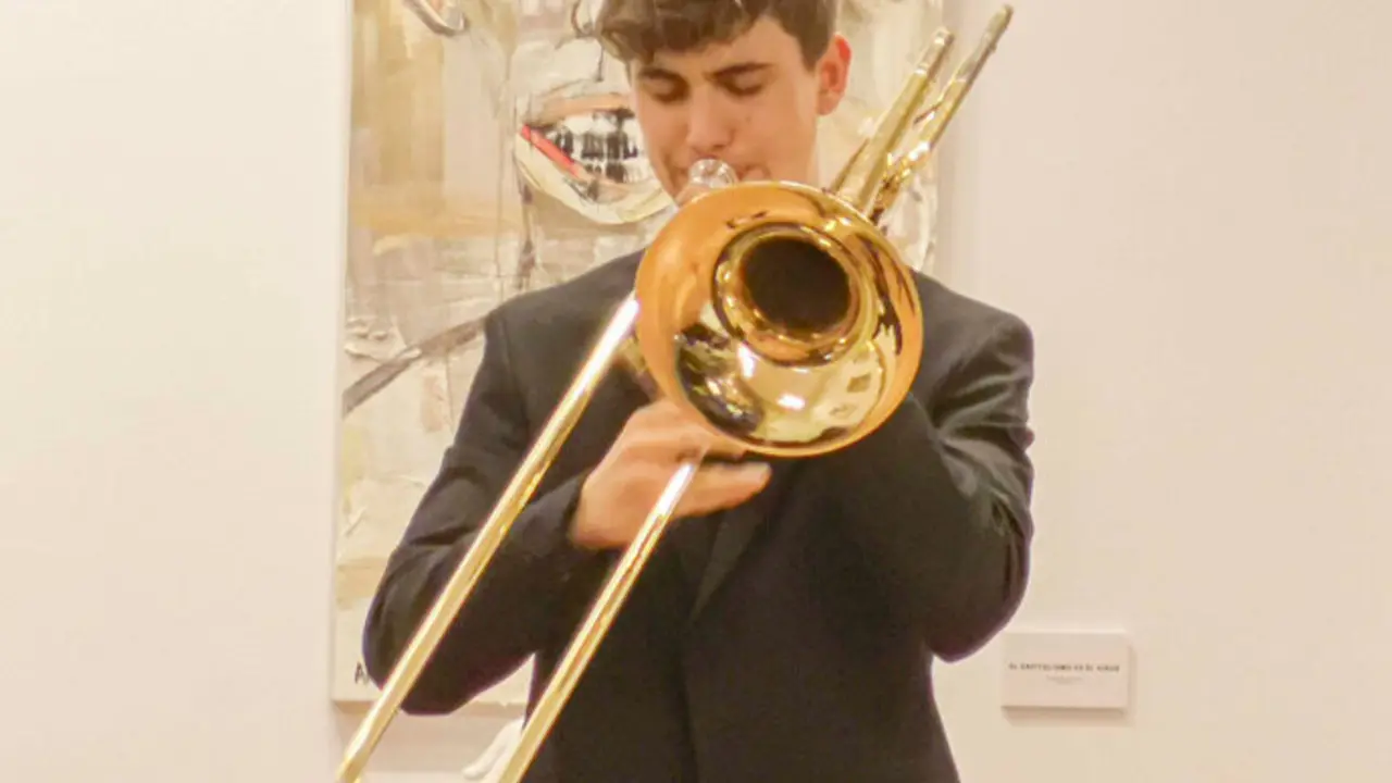 El m&uacute;sico Alexis Pelayo durante un recital en el conservatorio de Torrelavega. / x