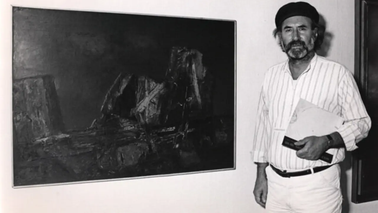 El artista c&aacute;ntabro Enrique Gran junto a uno de sus obras. / x