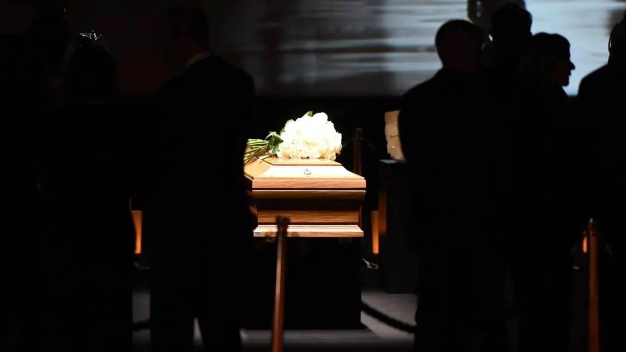 El ata&uacute;d del difunto dise&ntilde;ador de moda italiano Giorgio Armani, que permanece en el altar durante dos d&iacute;as en el Teatro Armani./ Ervin Shulku