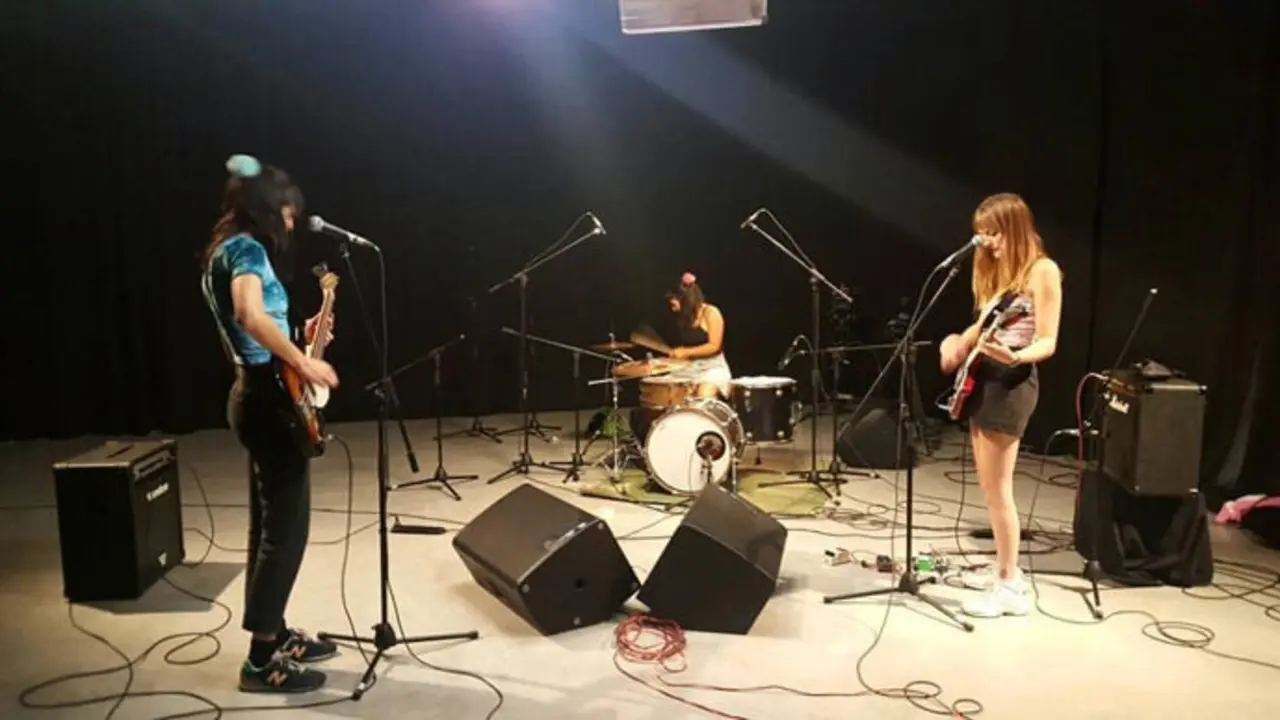 El grupo 'Playa nudista' sobre los escenarios. / x