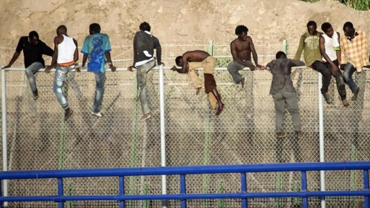 Varios inmigrantes intentan saltar la valla que separa Ceuta de Marruecos. / EP