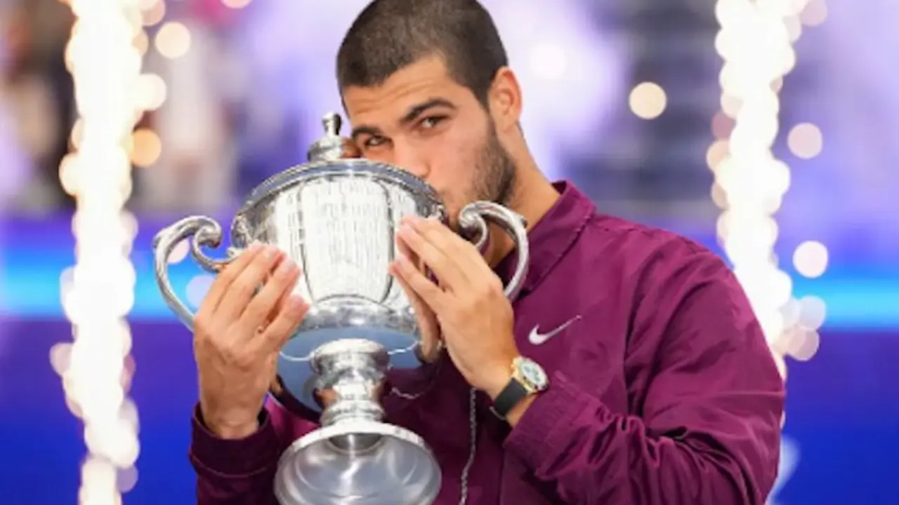 Carlos Alcaraz besa el trofeo del US Open tras vencer a Jannik Sinner en la final de 2025 (6-2, 3-6, 6-1, 6-4). Con este título, el murciano suma su sexto Grand Slam y se consolida como uno de los grandes dominadores del tenis mundial.