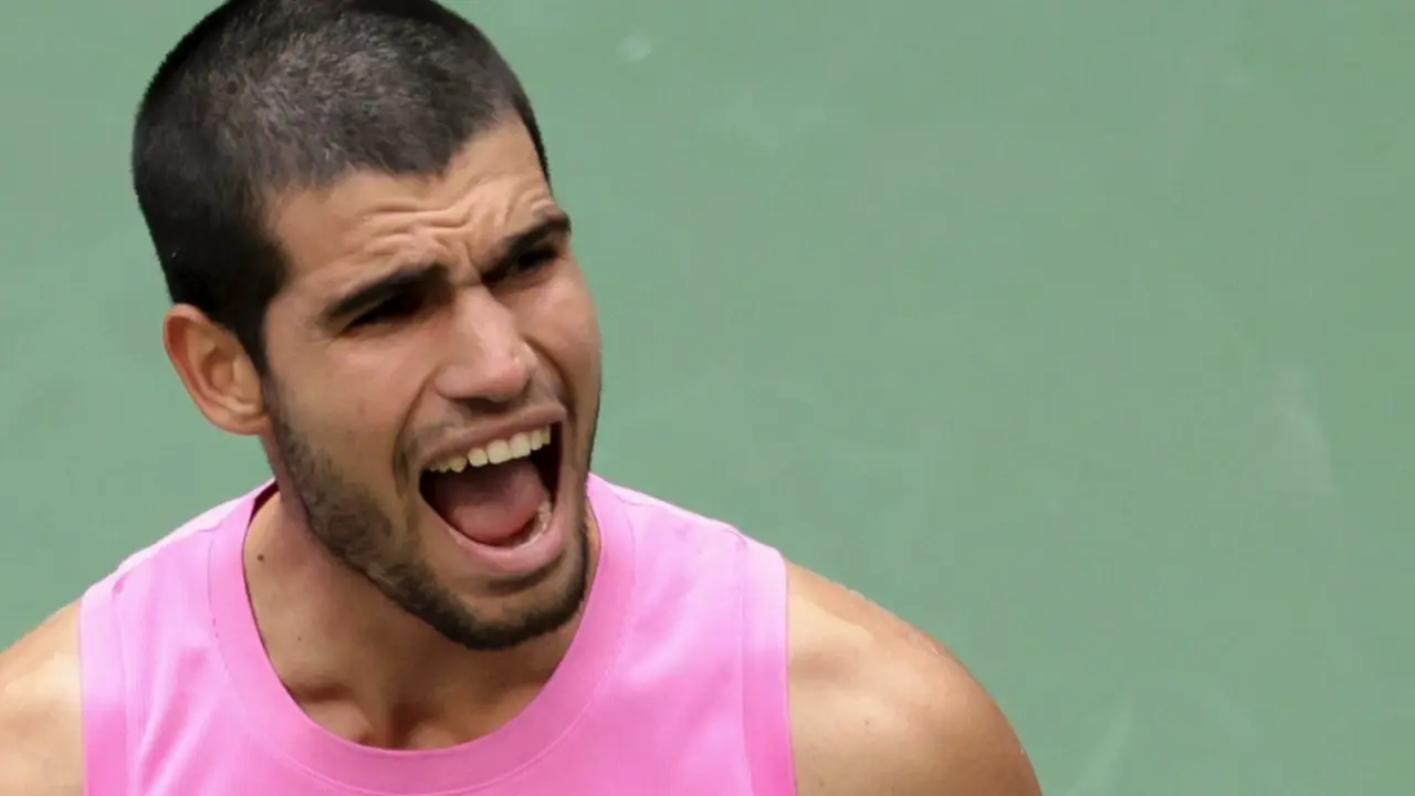 Carlos Alcaraz de Espa&ntilde;a celebra su victoria en semifinales contra Novak Djokovic de Serbia en el d&iacute;a 13 del US Open Tennis Championships 2025, torneo de tenis Grand Slam el 5 de septiembre de 2025 en el USTA Billie Jean King National Tennis Center en Flushing Meadows, Queens, Nueva York, Estados Unidos - Foto Jean Catuffe / DPPI