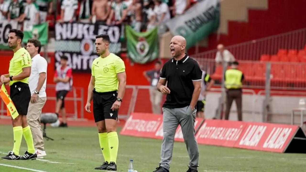 Jos&eacute; Alberto L&oacute;pez, entrenador del Racing de Santander, da indicaciones desde la banda durante el partido ante el Albacete en el Carlos Belmonte. El t&eacute;cnico destac&oacute; la fe en el plan de juego tras la remontada (2-3) y elogi&oacute; el apoyo de los m&aacute;s de 400 aficionados desplazados desde Cantabria.