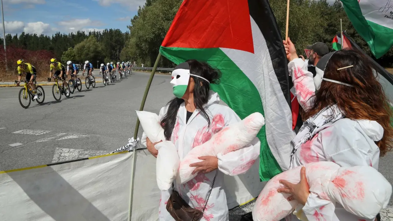 Activistas propalestinos protestan durante la 15&ordf; etapa de la Vuelta Ciclista a Espa&ntilde;a en O Corgo (Lugo), el 7 de septiembre de 2025. Ataviadas con monos blancos manchados de rojo y portando mu&ntilde;ecos simulando beb&eacute;s, las manifestantes exigieron la expulsi&oacute;n del equipo Israel-Premier Tech bajo el lema "Fora Israel da Volta", en el marco de las protestas contra la ofensiva en Gaza.