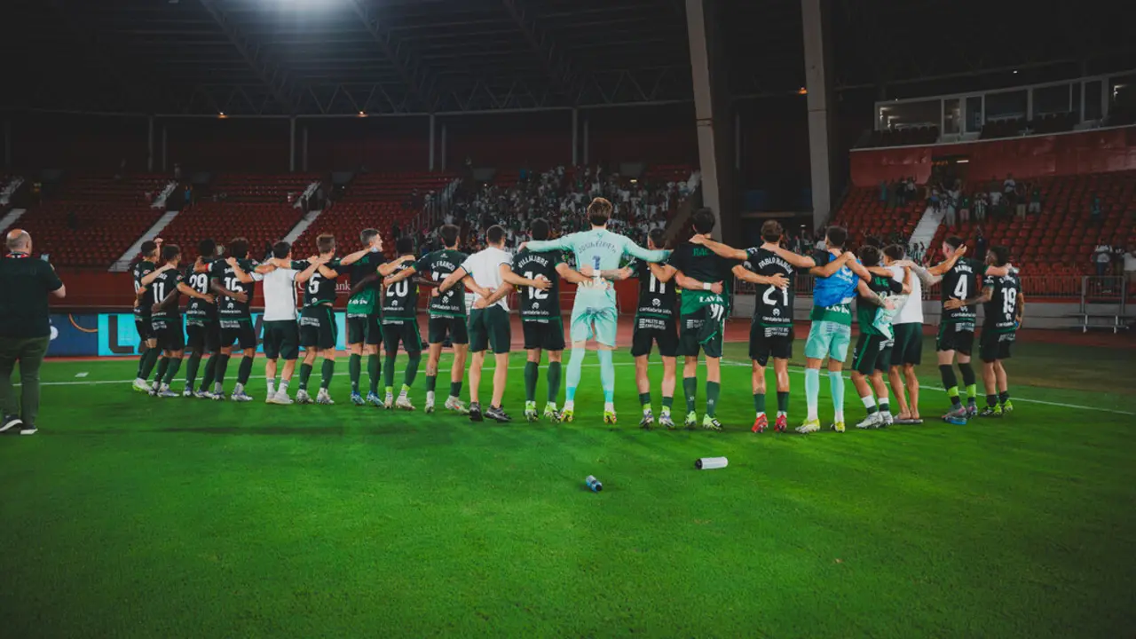Los jugadores del Racing celebra con la afici&oacute;n desplazada la victoria ante el Almer&iacute;a. / RRC