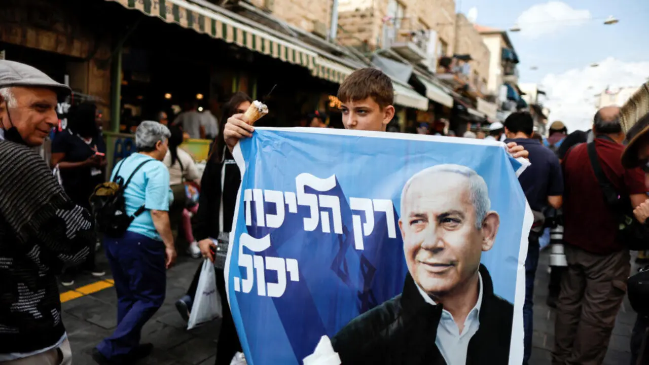 Un joven porta un cartel de Nethanyahu durante las elecciones del pa&iacute;s.