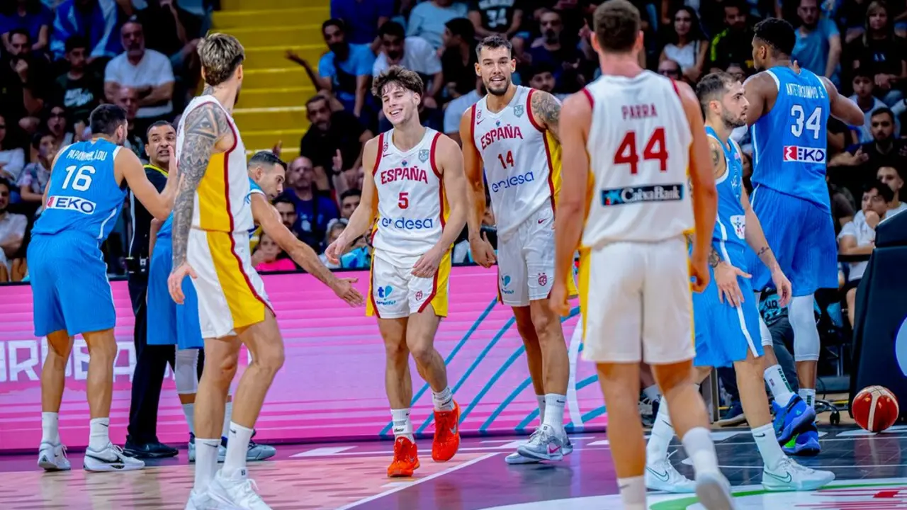 Los jugadores de Espa&ntilde;a durante un partido en el &uacute;ltimo Eurobasket. / BaloncestoESP