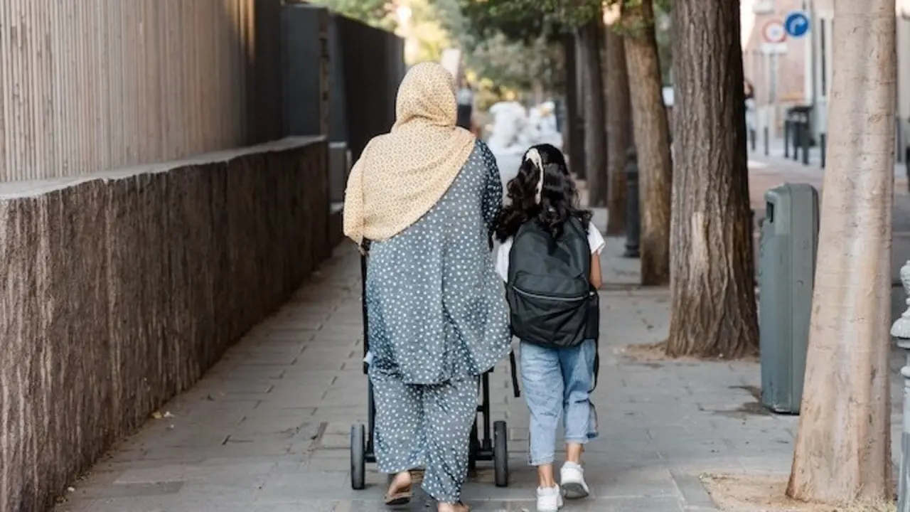 Varios alumnos a la llegada al primer d&iacute;a de colegio en la Comunidad de Madrid, a 8 de septiembre de 2025, en Madrid (Espa&ntilde;a).

Carlos Luj&aacute;n / Europa Press
08/9/2025