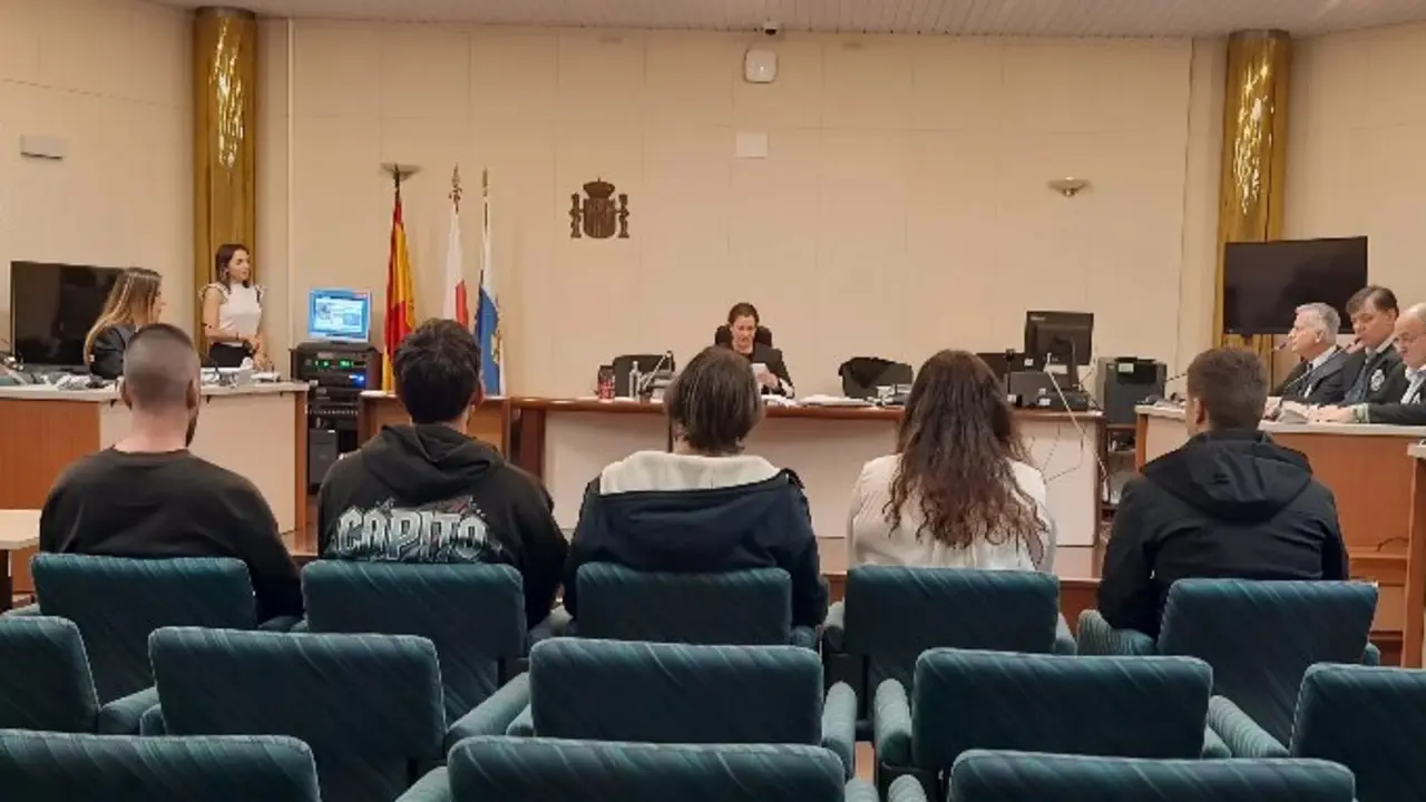 Los acusados de prender fuego a 34 coches en Cantabria, durante el juicio. / E.PRESS