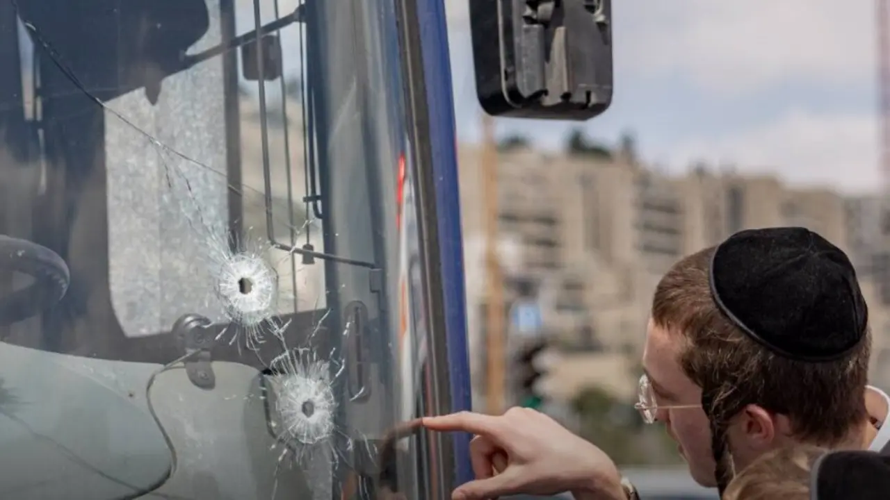 Un ciudadano de Israel observa los resultado de los proyectiles del terrorista. / Chaim Goldberg / Flash90 / ILTV