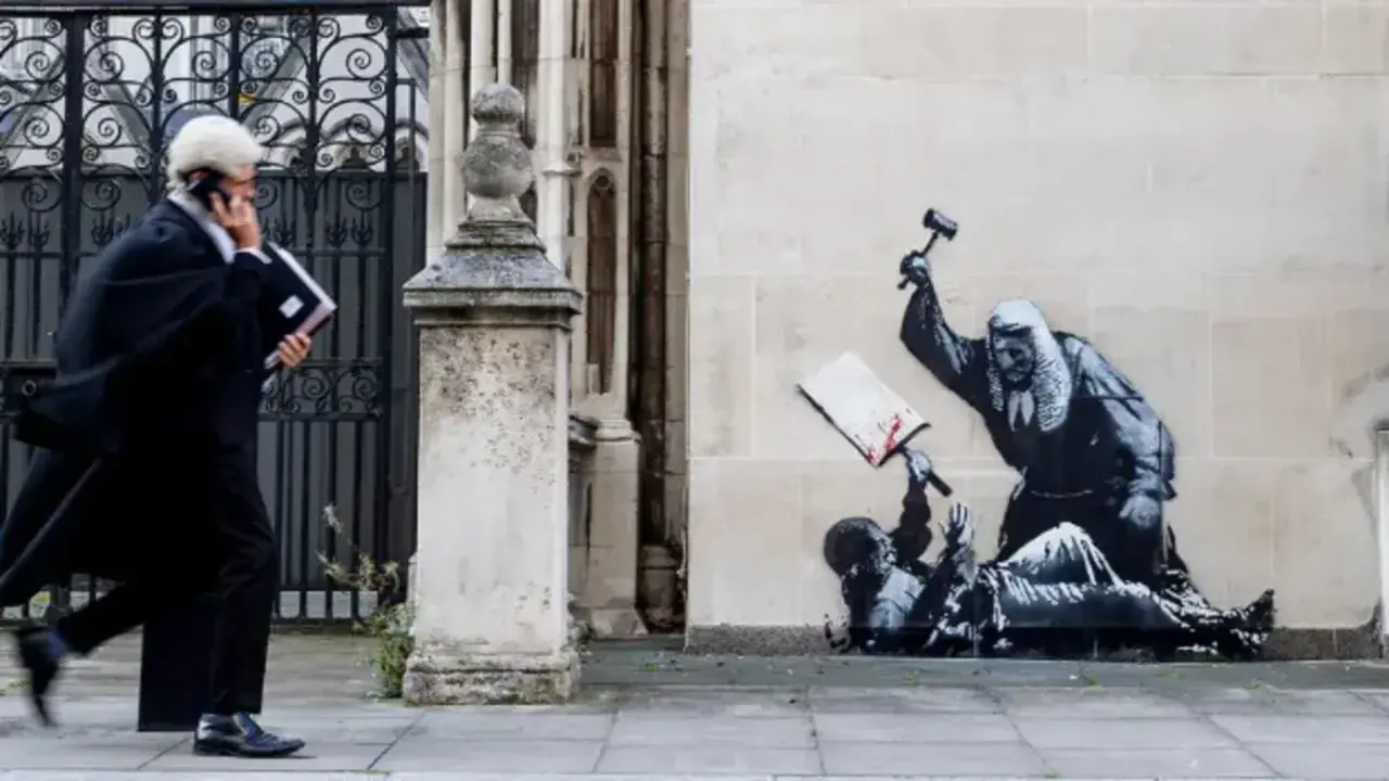 El mural apareci&oacute; en el Royal Courts of Justice en Londres. Bansky