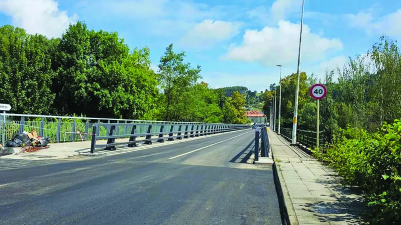 Los vecinos reclaman al Ayuntamiento soluciones reales para el puente de los Italianos. / A.E