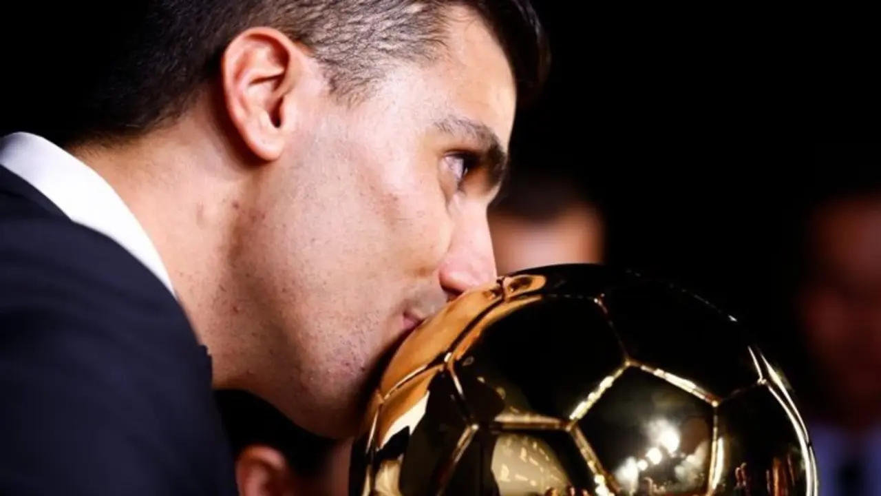 Rodri posa con el Bal&oacute;n de Oro 2024. / EP