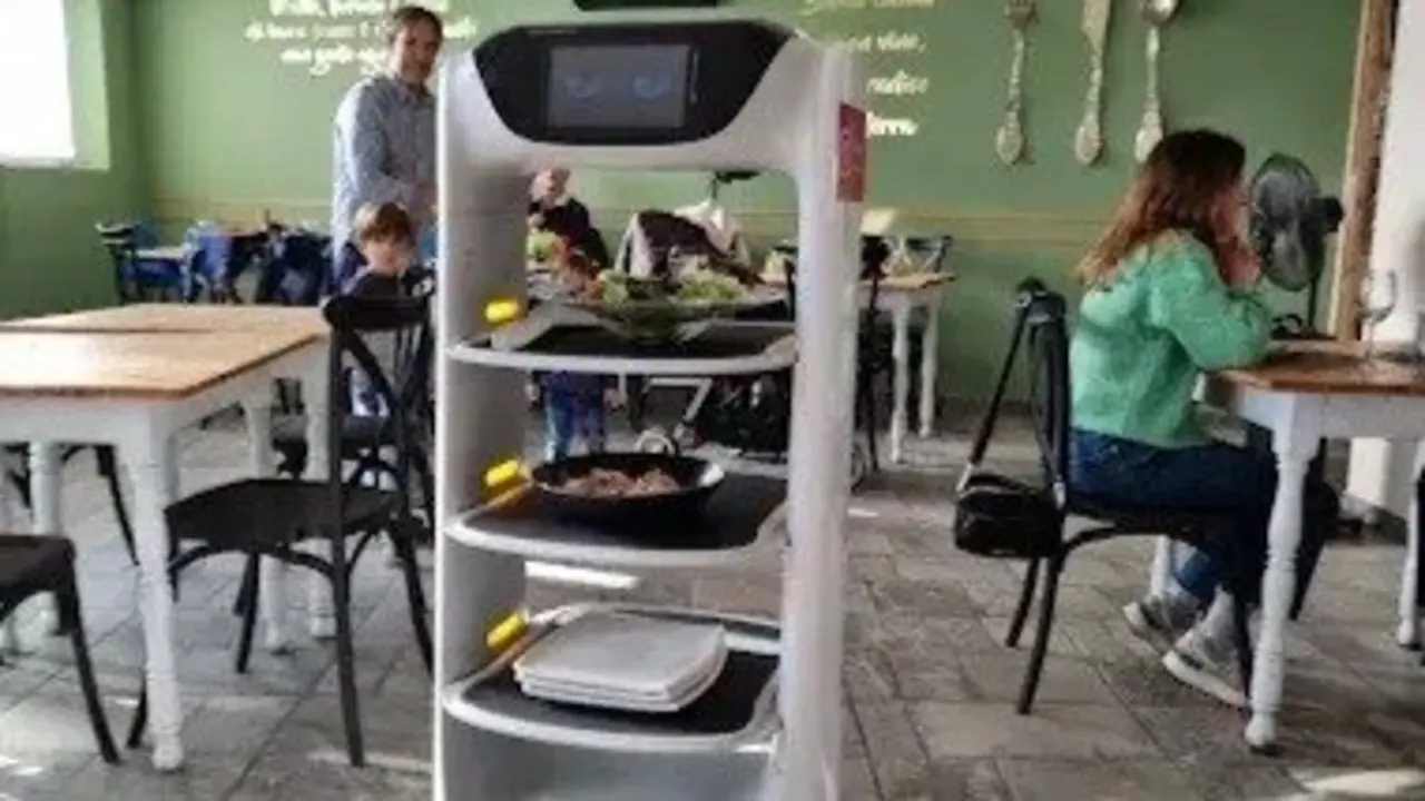 Reconocida como uno de los mejores restaurantes de la zona, esta pizzer&iacute;a c&aacute;ntabra sorprende con un robot camarero en sala. / A.E