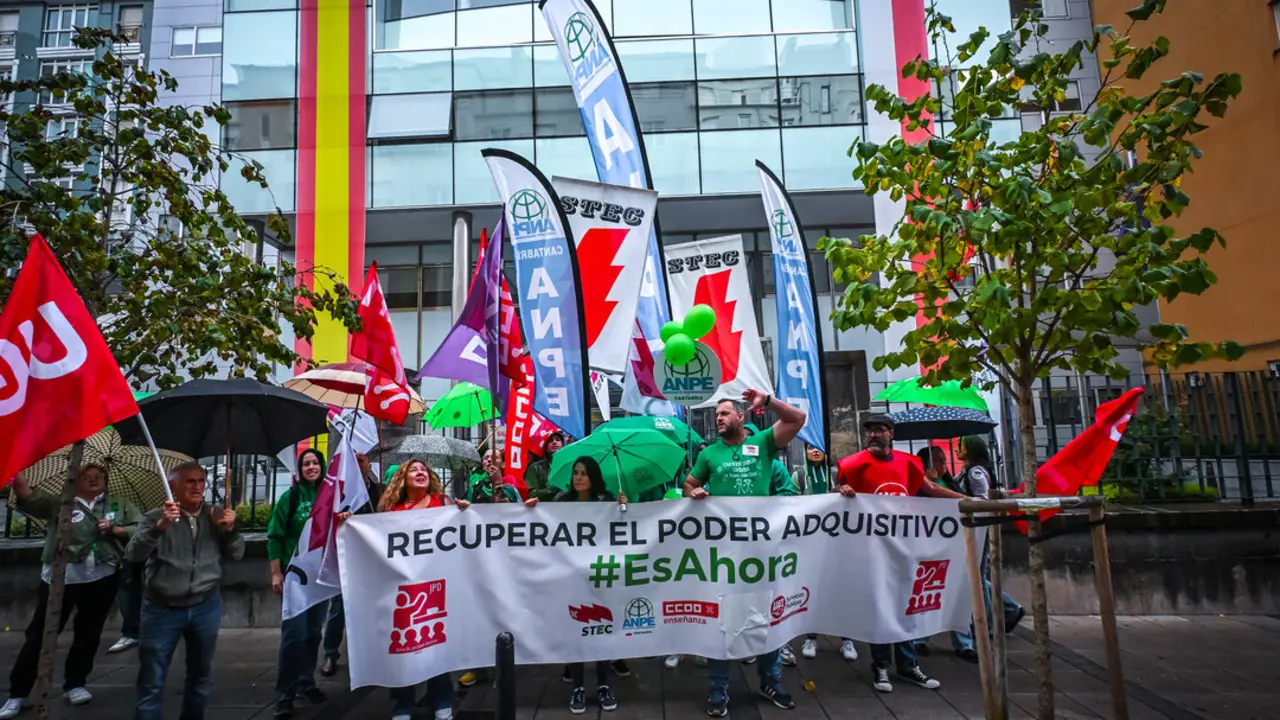 Decenas de personas durante una manifestaci&oacute;n frente a la Consejer&iacute;a de Educaci&oacute;n. / EP